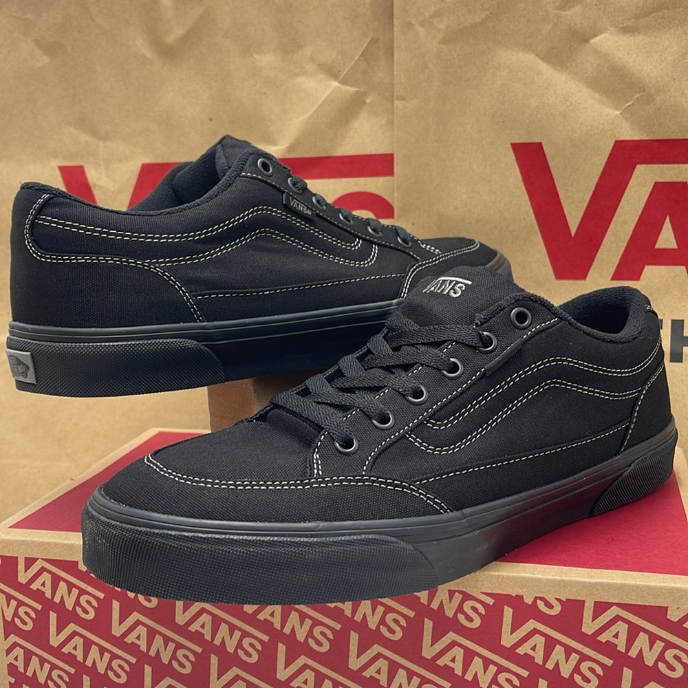 Vans WMNS Bearcat (Canvas) Black/Black
VN000DT2186
Sneakers
